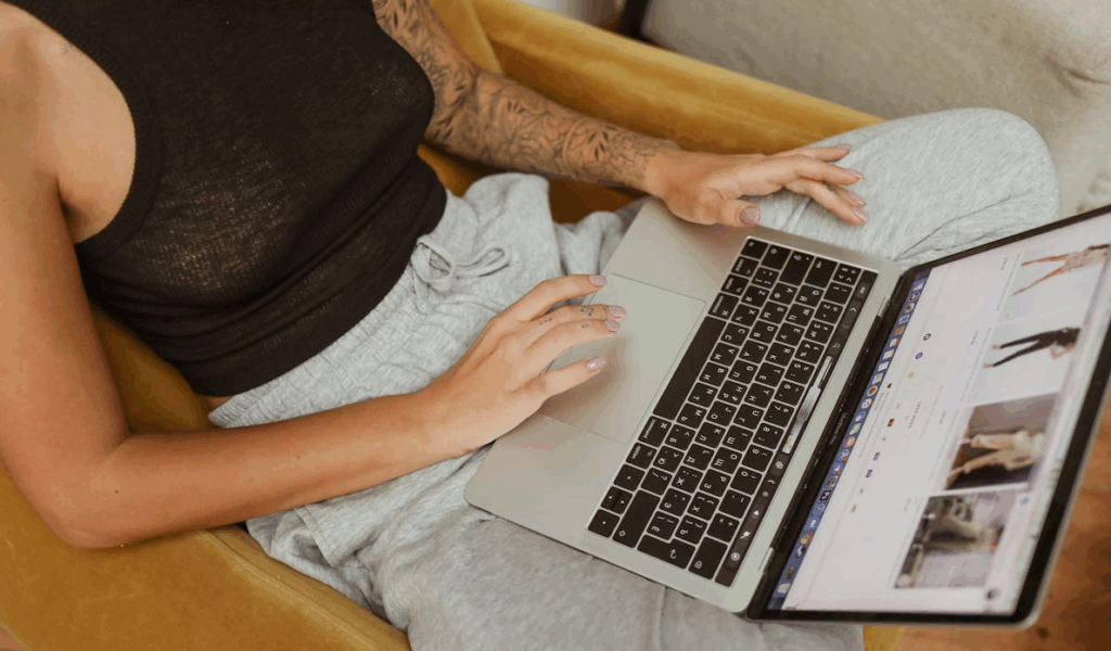 Mama online shopping in sweatpants
